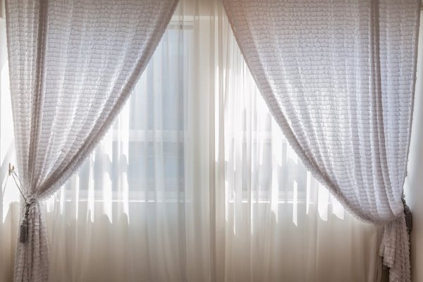 What are the contemporary alternatives to traditional UK curtain styles?